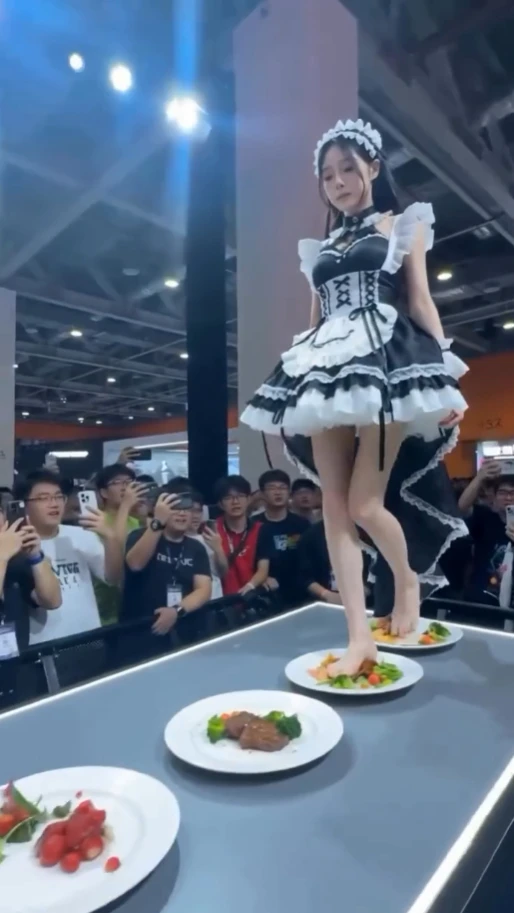 Nữ coser giẫm lên thức ăn gây phẫn nộ, nam fan có hành động gây sốc hơn