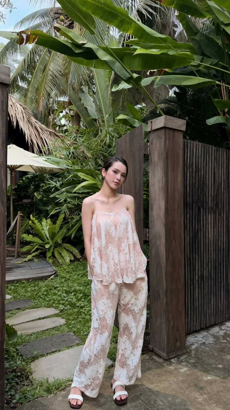 Quỳnh Lương bị chỉ trích vì văng tục trên livestream Quỳnh Lương bị chỉ trích vì văng tục trên livestream