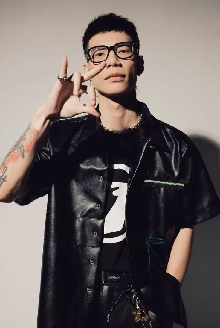 Rapper MCK cảnh báo sau vụ gỡ bỏ hàng loạt ca khúc thô tục