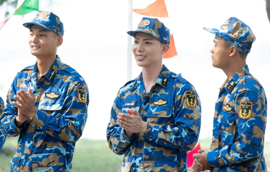 Sao nhập ngũ chấn chỉnh dàn nghệ sĩ