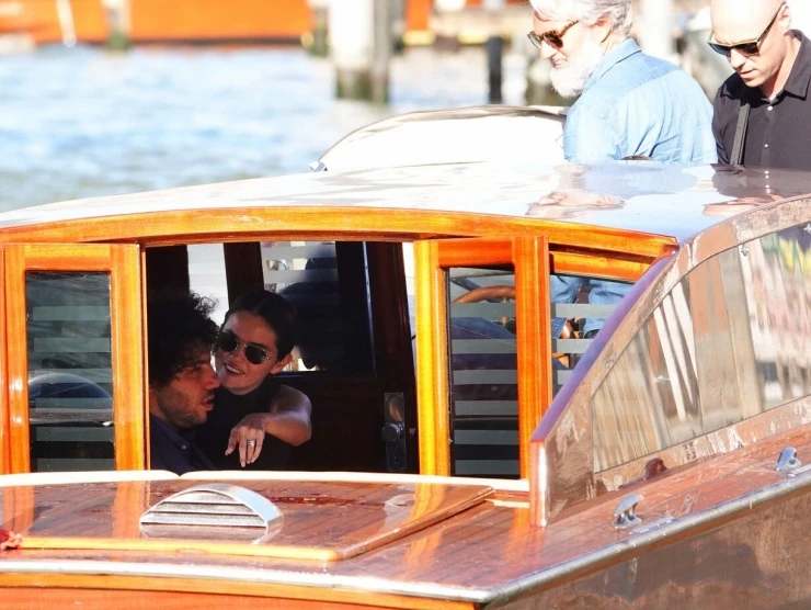Selena Gomez và chồng du ngoạn Venice Selena Gomez và chồng du ngoạn Venice