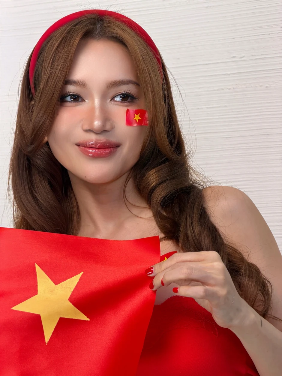 Sĩ Thanh 'lên đồ' cực chất đi bão mừng Việt Nam vô địch Sĩ Thanh giương cao hai lá cờ Việt Nam ăn mừng chiến thắng