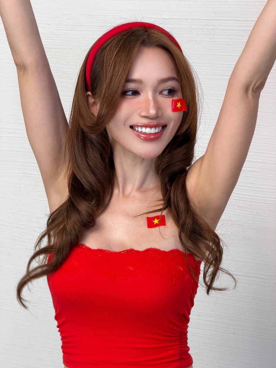 Sĩ Thanh 'lên đồ' cực chất đi bão mừng Việt Nam thắng Sĩ Thanh rạng rỡ cầm lá cờ Việt Nam trong ngày vui vô địch