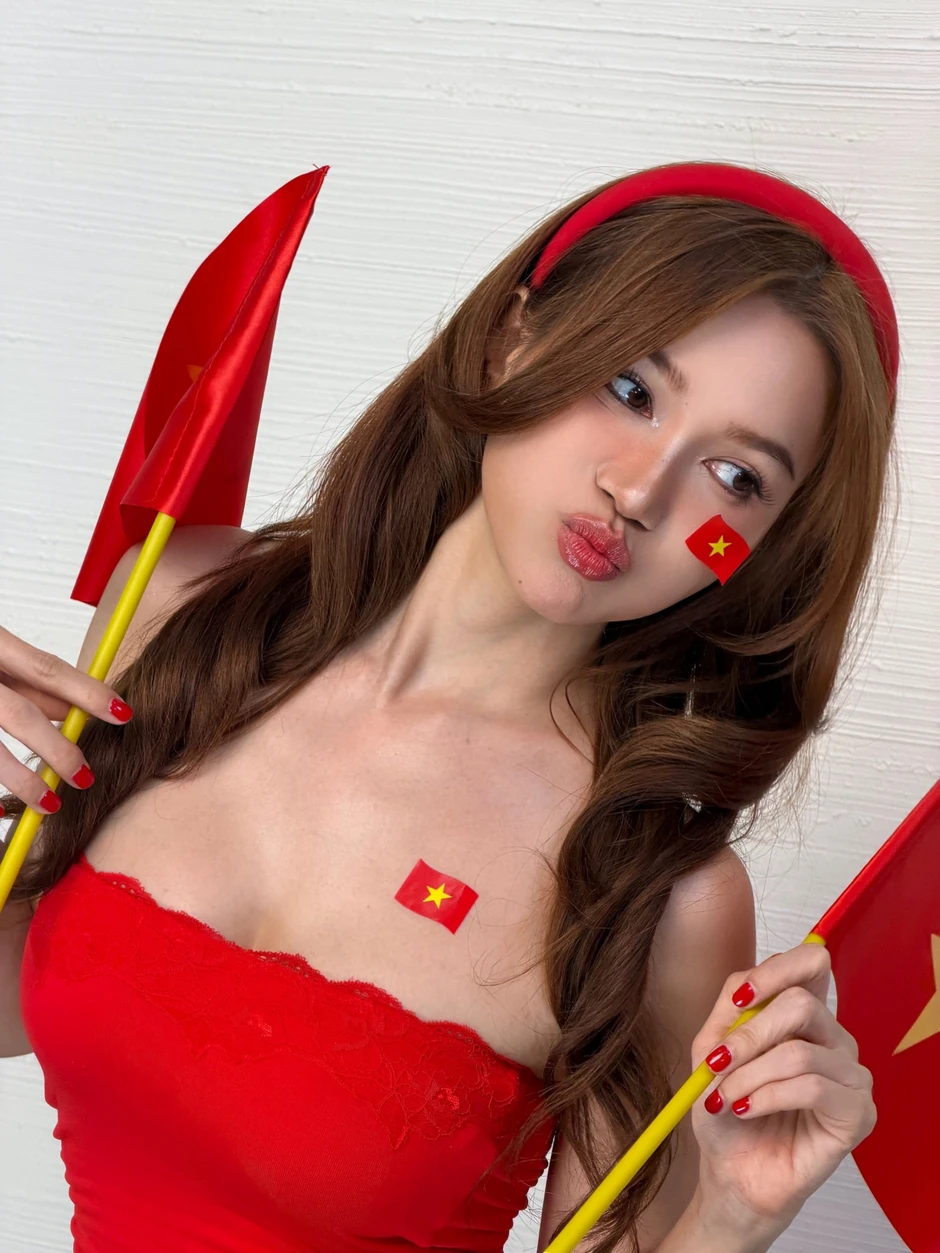 Sĩ Thanh 'lên đồ' cực chất đi bão mừng Việt Nam thắng Sĩ Thanh đi bão mừng Việt Nam vô địch trong trang phục đỏ rực