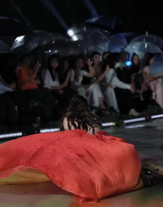Lương Thùy Linh bình tĩnh xử lý cú ngã trên sàn catwalk trơn trượt