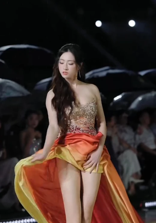 Lương Thùy Linh bình tĩnh xử lý cú ngã trên sàn catwalk trơn trượt