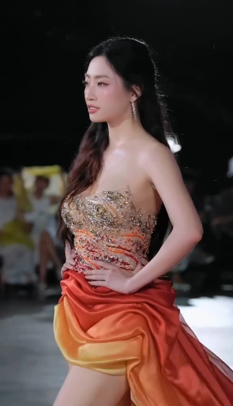 Lương Thùy Linh bình tĩnh xử lý cú ngã trên sàn catwalk trơn trượt