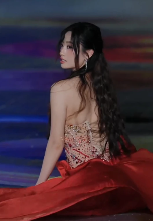 Lương Thùy Linh bình tĩnh xử lý cú ngã trên sàn catwalk trơn trượt