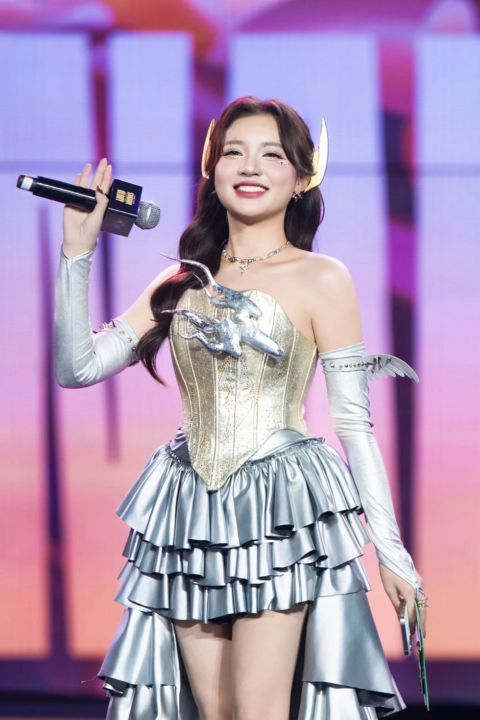 Lương Thùy Linh bình tĩnh xử lý cú ngã trên sàn catwalk trơn trượt
