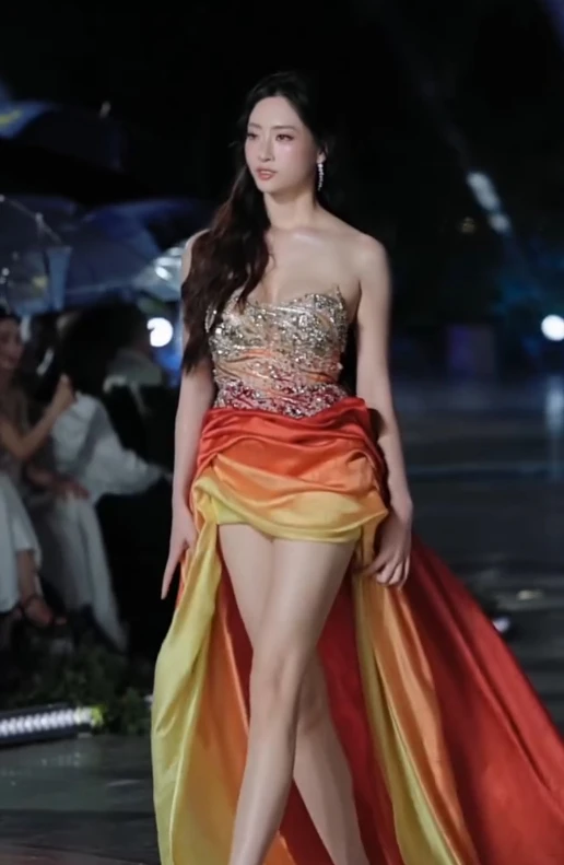Lương Thùy Linh bình tĩnh xử lý cú ngã trên sàn catwalk trơn trượt