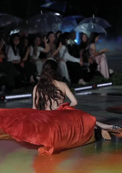 Lương Thùy Linh bình tĩnh xử lý cú ngã trên sàn catwalk trơn trượt