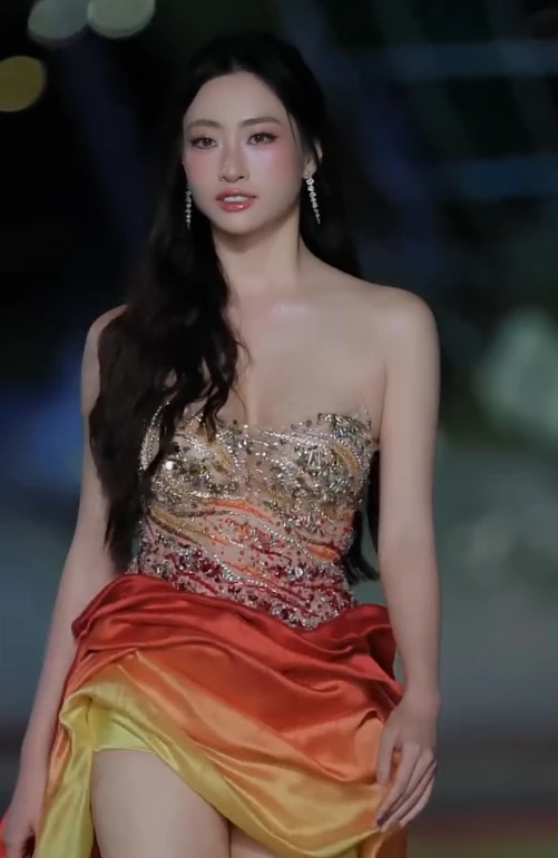 Lương Thùy Linh bình tĩnh xử lý cú ngã trên sàn catwalk trơn trượt