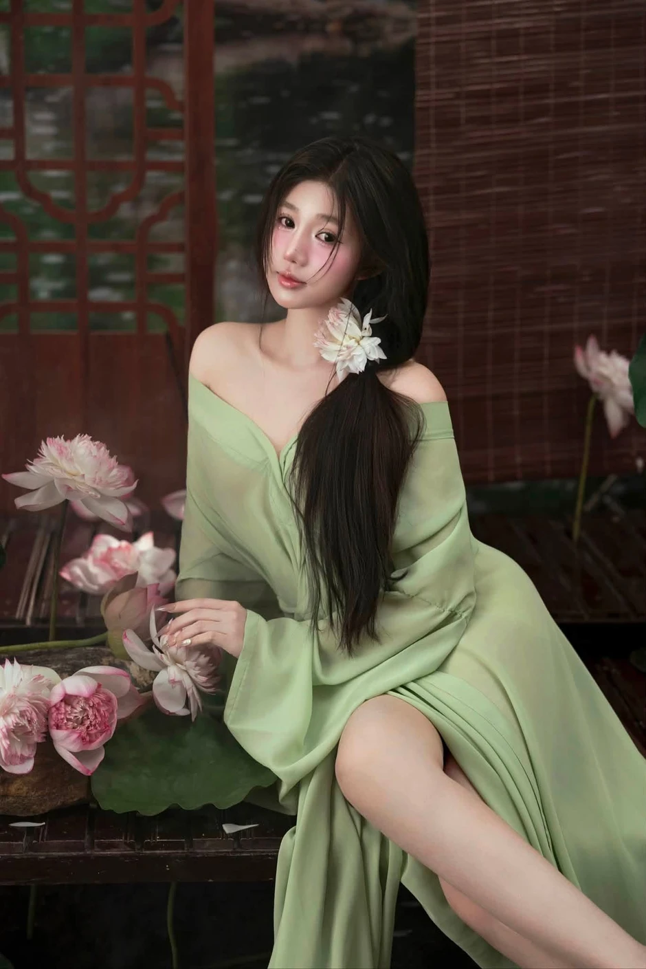 Huỳnh Mai Linh thanh tao bên sen hồng trong bộ ảnh làm nền điện thoại Huỳnh Mai Linh thanh tao bên sen hồng trong bộ ảnh làm nền điện thoại