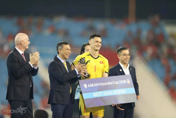Thủ môn Lê Giang Patrik ôm MC Hoàng Oanh ăn mừng Việt Nam chiến thắng Thủ môn Lê Giang Patrik ôm MC Hoàng Oanh ăn mừng Việt Nam chiến thắng