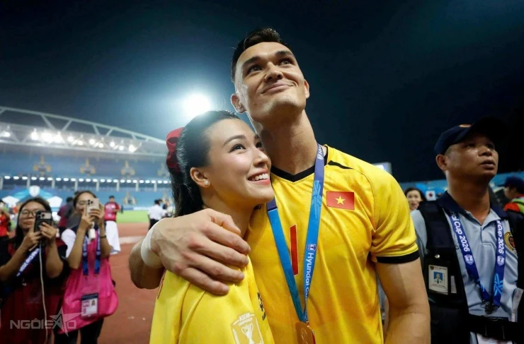 Thủ môn Lê Giang Patrik ôm MC Hoàng Oanh ăn mừng Việt Nam chiến thắng Thủ môn Lê Giang Patrik ôm MC Hoàng Oanh ăn mừng Việt Nam chiến thắng