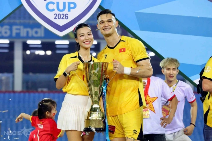 Thủ môn Lê Giang Patrik ôm MC Hoàng Oanh ăn mừng Việt Nam chiến thắng Thủ môn Lê Giang Patrik ôm MC Hoàng Oanh ăn mừng Việt Nam chiến thắng