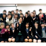 Bổn cũ soạn lại như phim ngôn tình: Cựu idol Nhật Bản gây bão khi kết hôn với thầy giáo chủ nhiệm hơn 17 tuổi sau 7 năm kiên trì theo đuổi kenhtingame com thumb bon cu soan lai nhu phim ngon tinh cuu idol nhat ban gay bao khi ket hon voi thay giao chu nhiem hon 17 tuoi sau 7 nam kien tri theo duoi 57ea1786268762100 940w