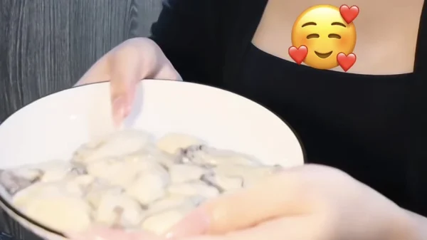 Chân ướt chân ráo sáng tạo nội dung ẩm thực, cô gái TikTok đã khiến cộng đồng bất ngờ khi chế biến hàu kenhtingame com thumb chan uot chan rao sang tao noi dung am thuc co gai tiktok da khien cong dong bat ngo khi che bien hau 753a1788151209002 940w