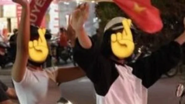 Cô gái trẻ đi bão cầm biểu ngữ 18+ phản cảm: Vui thôi đừng vui quá! kenhtingame com thumb co gai tre di bao cam bieu ngu 18 phan cam vui thoi dung vui qua 8cbd1787749349566 940w