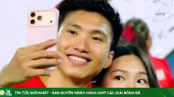 Dàn cầu thủ tuyển Việt Nam hôn vợ, khoe cúp gây bão mạng kenhtingame com thumb dan cau thu tuyen viet nam hon vo khoe cup gay bao mang 03f81787808451044 940w