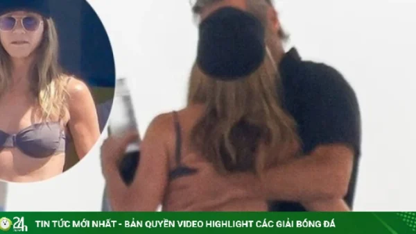 Jennifer Aniston hôn đắm đuối bạn trai trên du thuyền kenhtingame com thumb jennifer aniston hon dam duoi ban trai tren du thuyen 288b1785746680240 940w