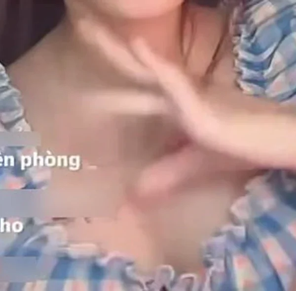 Nữ TikToker gây bức xúc vì chiêu trò khều donate phản cảm trong game tương tác kenhtingame com thumb nu tiktoker gay buc xuc vi chieu tro kheu donate phan cam trong game tuong tac 2c8f1787389447971 940w
