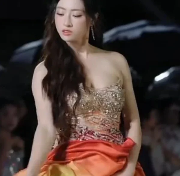 Sự cố hy hữu của nàng hậu chân dài 1m22 ngay trên sàn catwalk kenhtingame com thumb su co hy huu cua nang hau chan dai 1m22 ngay tren san catwalk 9dd21787307220576 940w