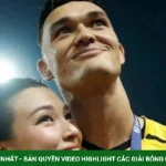 Thủ môn Lê Giang Patrik ôm MC Hoàng Oanh ăn mừng Việt Nam chiến thắng kenhtingame com thumb thu mon le giang patrik om mc hoang oanh an mung viet nam chien thang 103b1787798301958 940w