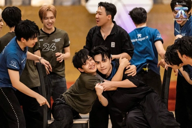 Tinh hà say hi: Nụ hôn WEAN - Pháp Kiều gây sốt trước Livestage 3