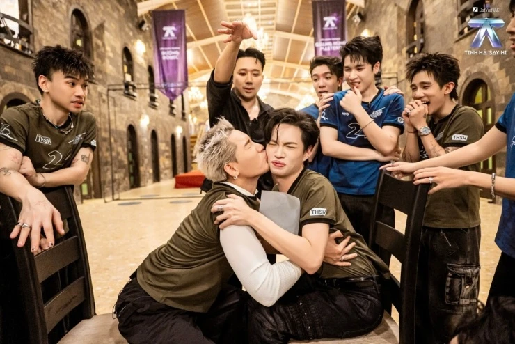 Tinh hà say hi: Nụ hôn WEAN - Pháp Kiều gây sốt trước Livestage 3