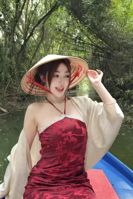 Trần Hà Linh khoe visual ngọt ngào giữa khung cảnh miền Tây