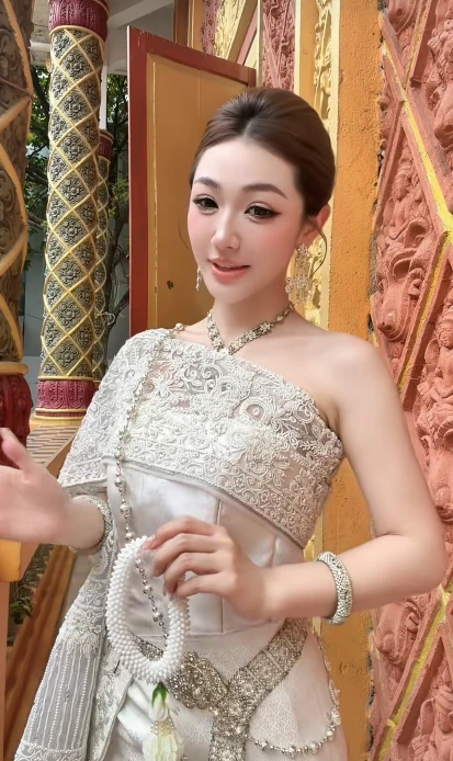 Trần Hà Linh chứng minh nhan sắc ngọt ngào giữa miền Tây sông nước