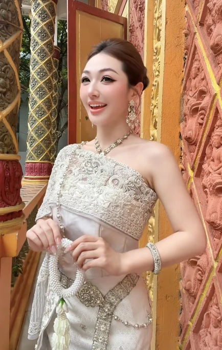 Trần Hà Linh xinh đẹp rạng rỡ giữa khung cảnh miền Tây