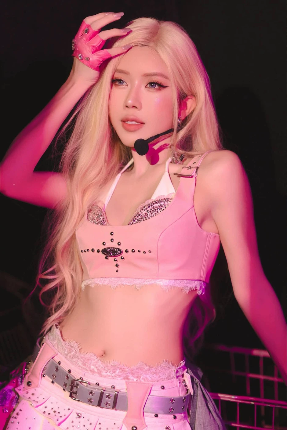 Trang Pháp hóa thân Barbie đời thực với mái tóc bạch kim, nhan sắc thăng hạng khiến fan nam chao đảo