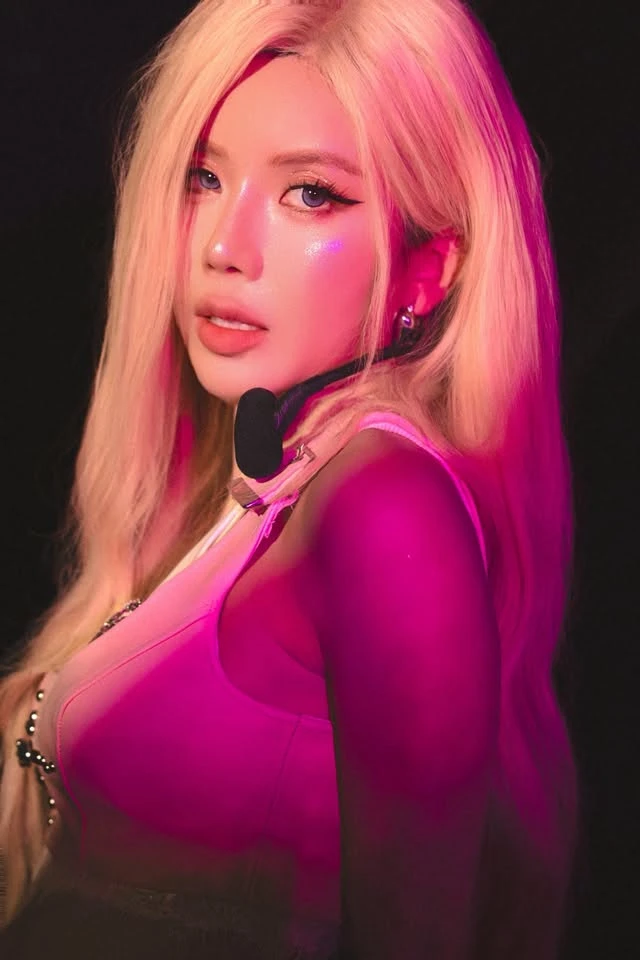 Trang Pháp hóa thân Barbie đời thực với mái tóc bạch kim, nhan sắc thăng hạng khiến fan nam chao đảo