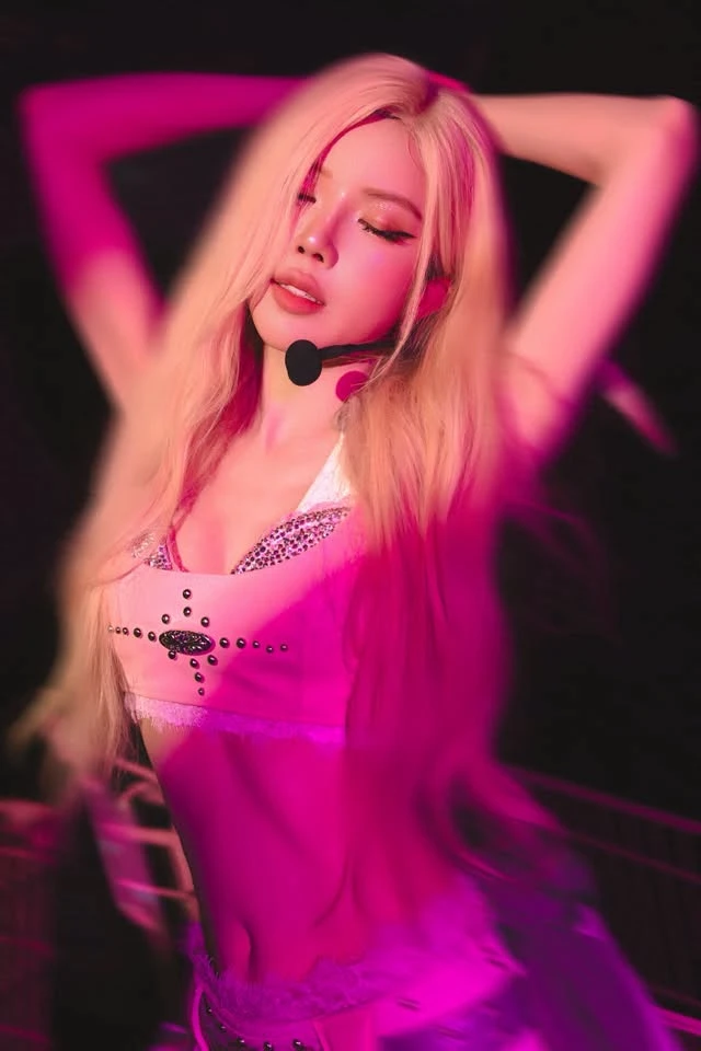 Trang Pháp hóa thân Barbie đời thực với mái tóc bạch kim, nhan sắc thăng hạng khiến fan nam chao đảo
