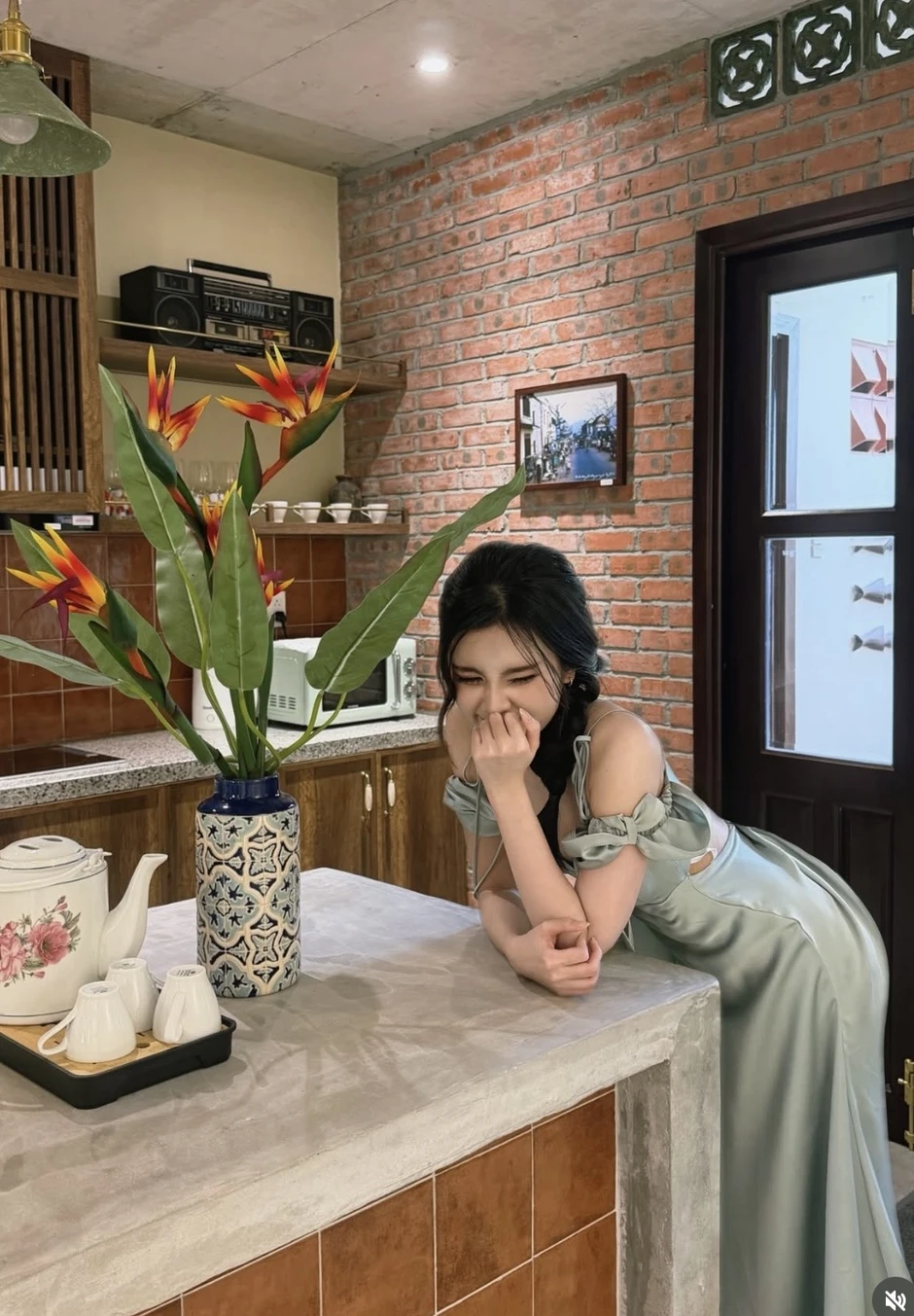 Trang Six với phong cách thời trang trẻ trung, hiện đại