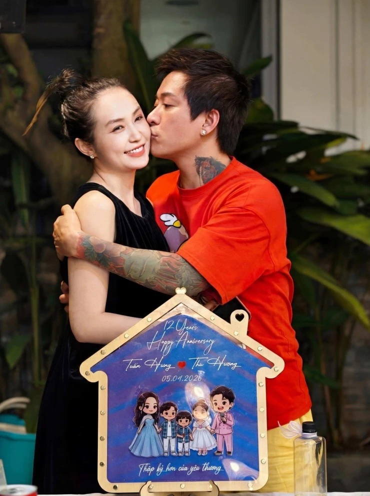 Tuấn Hưng đưa ba con sang Mỹ học tập