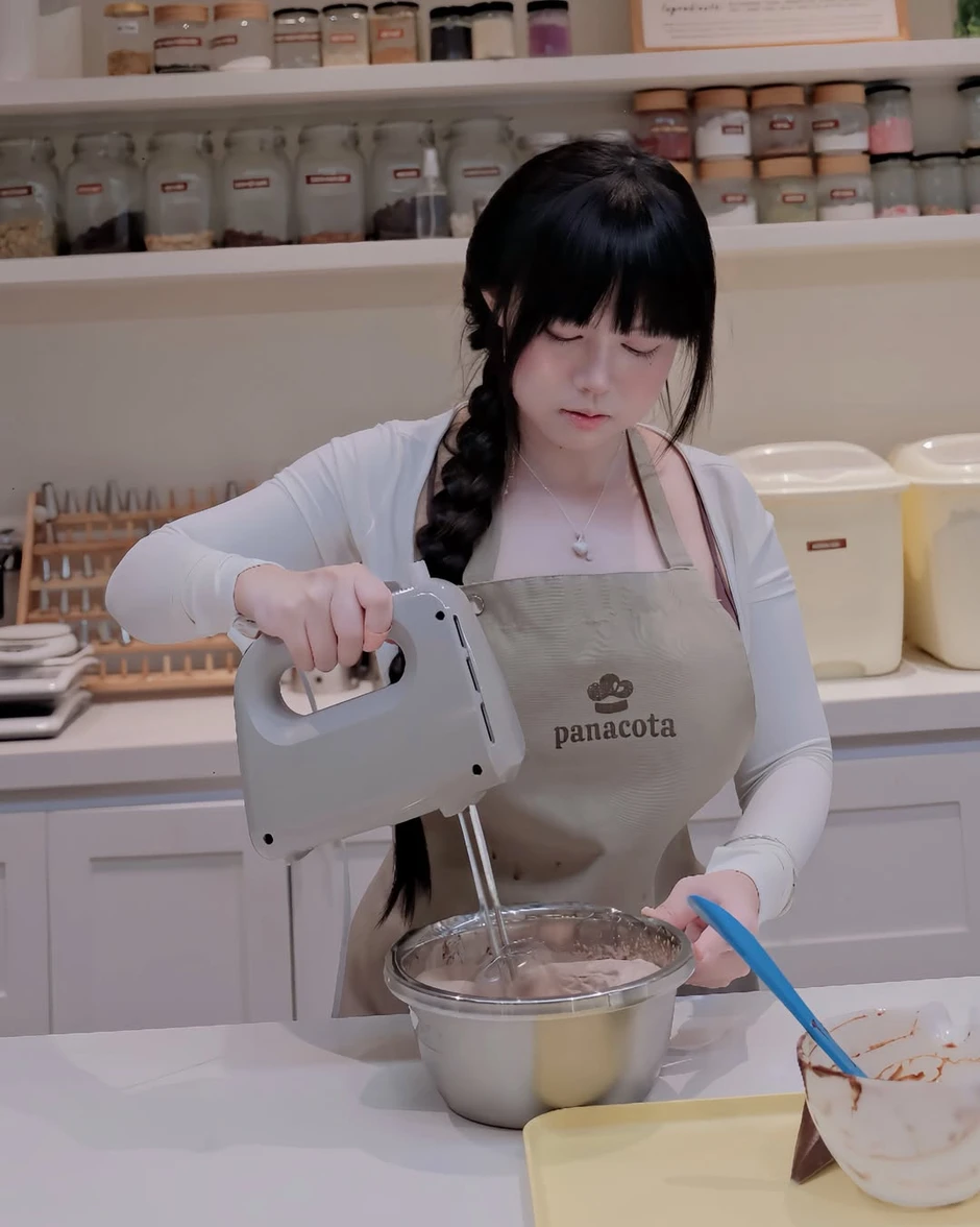 Vào bếp làm bánh, hot TikToker khiến CĐM thích thú vì đã xinh đẹp còn khéo léo, đảm đang Vào bếp làm bánh, hot TikToker khiến CĐM thích thú vì đã xinh đẹp còn khéo léo, đảm đang