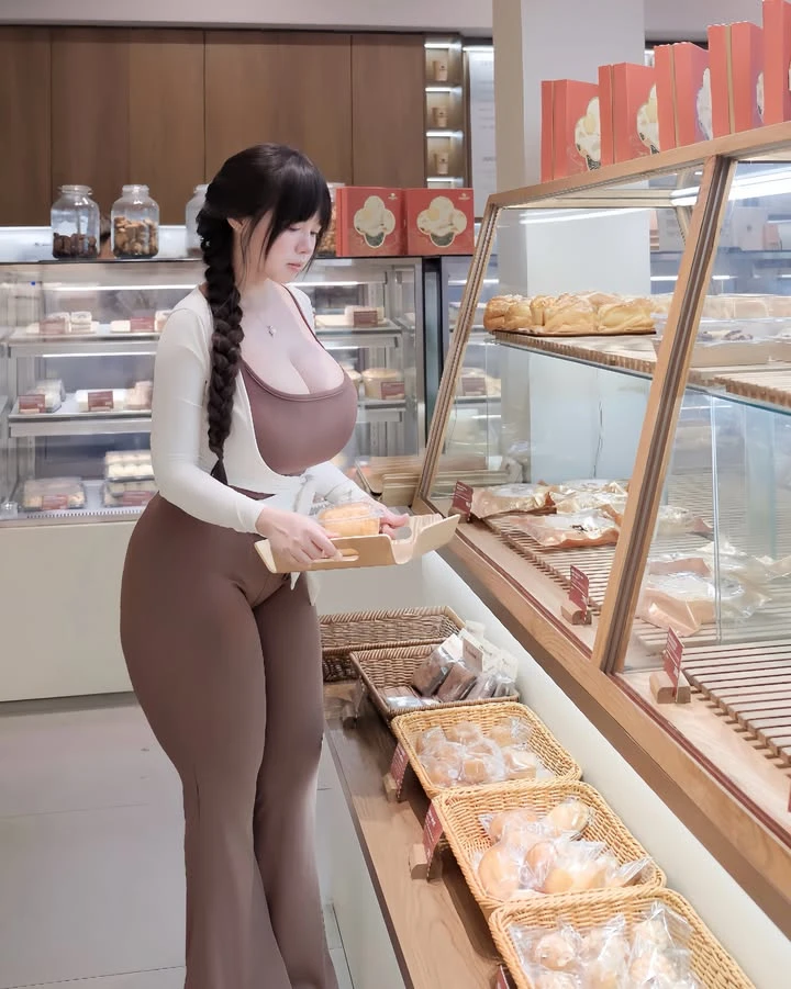 Vào bếp làm bánh, hot TikToker khiến CĐM thích thú vì đã xinh đẹp còn khéo léo, đảm đang Vào bếp làm bánh, hot TikToker khiến CĐM thích thú vì đã xinh đẹp còn khéo léo, đảm đang