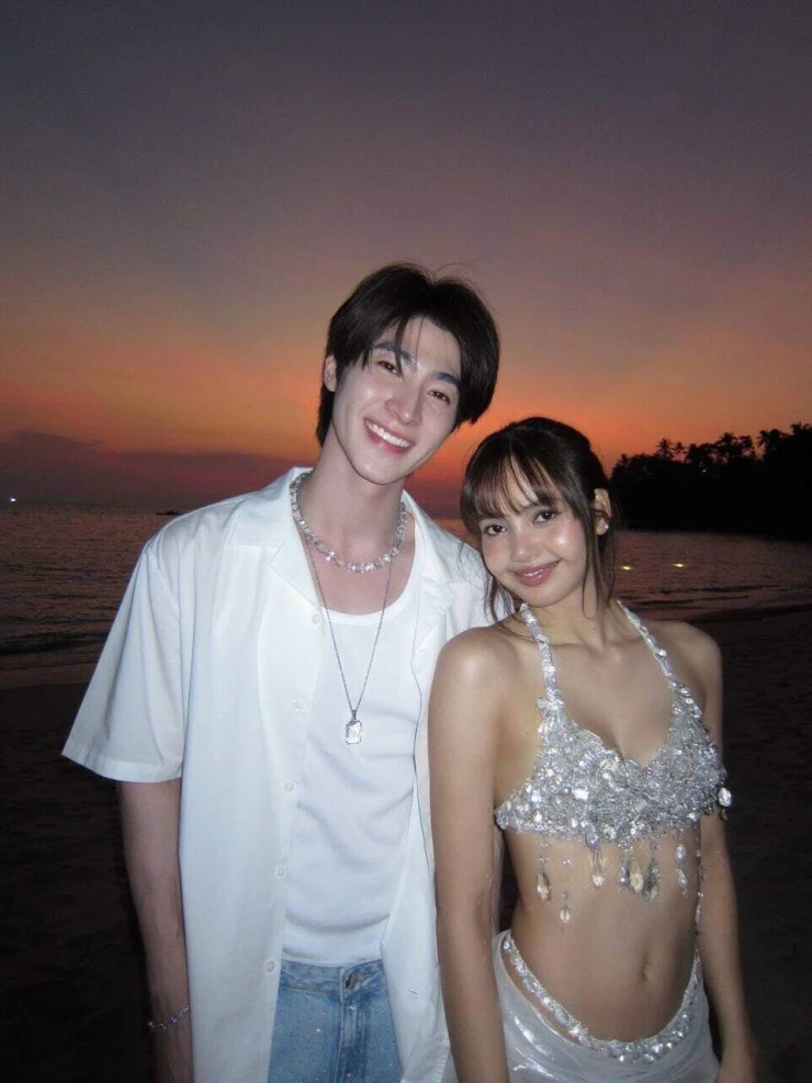 Vẻ ngoài nam thần của chàng trai như hình với bóng với Lisa