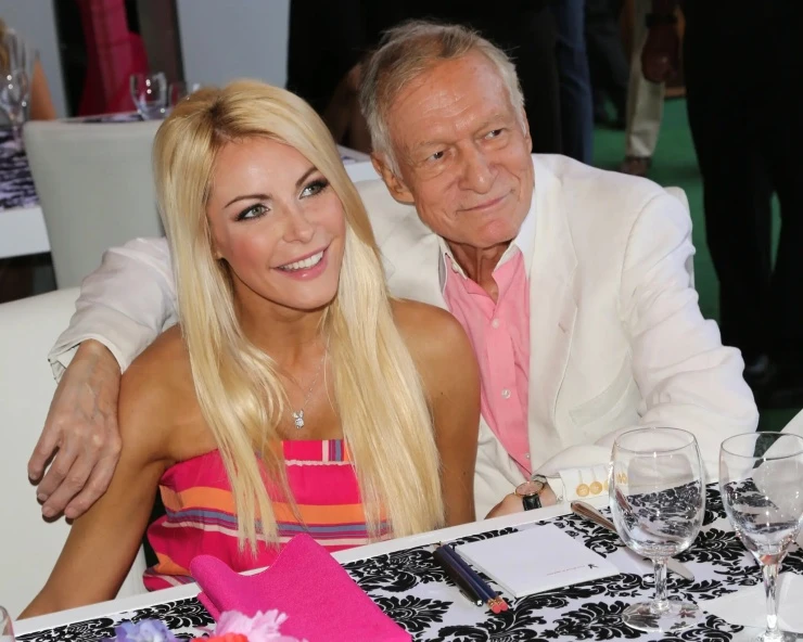 Vợ trẻ Hugh Hefner nói bị tẩy não khi sống tại dinh thự Playboy