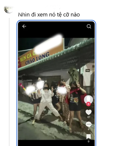 Cô gái trẻ đi bão cầm biểu ngữ nhạy cảm phản cảm: Vui thôi đừng vui quá! Cô gái trẻ đi bão cầm biểu ngữ nhạy cảm phản cảm: Vui thôi đừng vui quá!