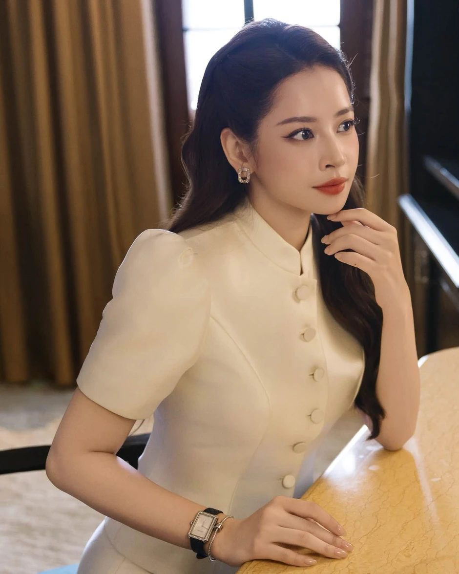 Chi Pu - Tam Triều Dâng: Hai nàng thơ showbiz Việt khoe sắc trong cùng khung hình