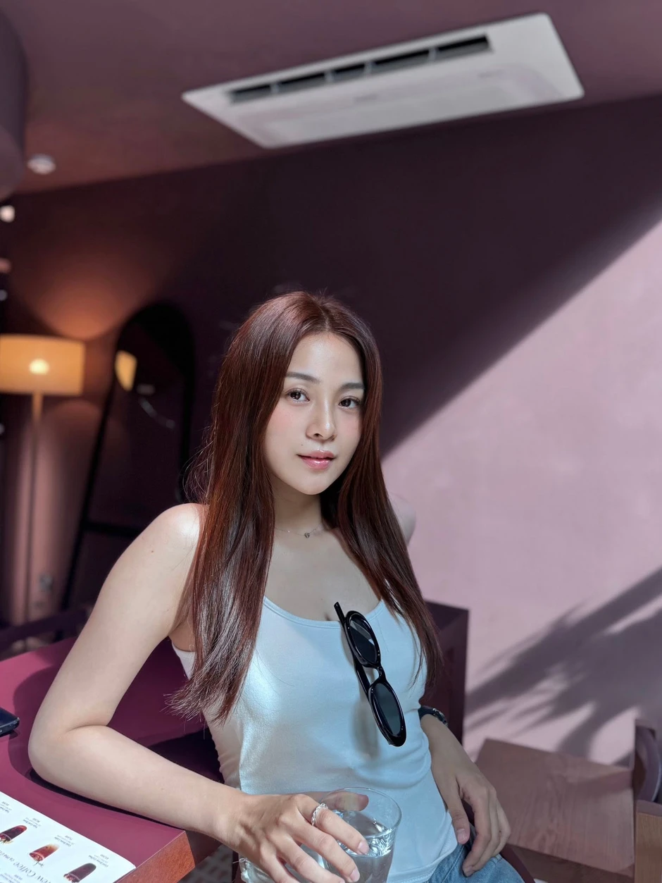 Chi Pu - Tam Triều Dâng: Hai nàng thơ showbiz Việt khoe sắc trong cùng khung hình
