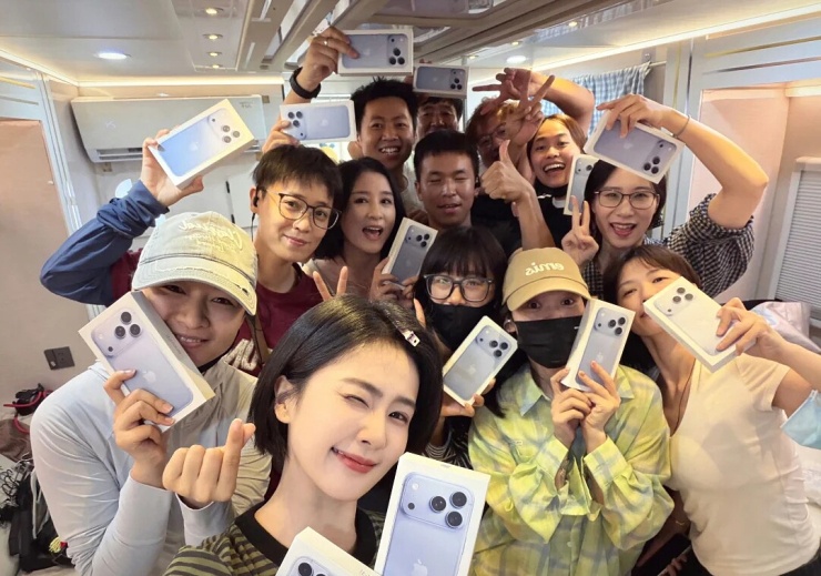 Mỹ nữ cổ trang tặng iPhone 18 Pro Max cho êkíp Mỹ nữ cổ trang tặng iPhone 18 Pro Max cho êkíp