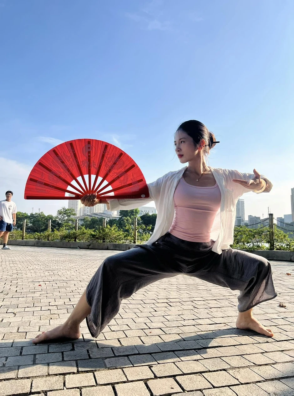 "Chán" tập luyện, hot girl múa côn "đổi gió" đón hè khiến dân tình trầm trồ khen ngợi