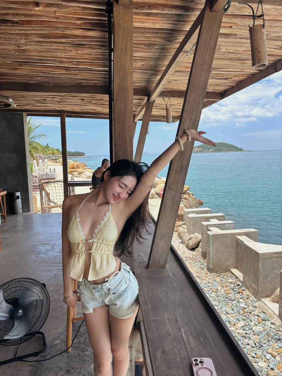 "Trốn" tập gym, hot girl ra biển đón hè, khiến người xem mê mẩn trước vóc dáng quyến rũ "Trốn" tập gym, hot girl ra biển đón hè, khiến người xem mê mẩn trước vóc dáng quyến rũ
