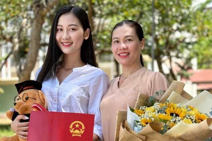 5 sao Việt có bố, mẹ là hiệu trưởng: Người thủ khoa, người đăng quang hoa hậu 5 sao Việt có bố, mẹ là hiệu trưởng: Người thủ khoa, người đăng quang hoa hậu