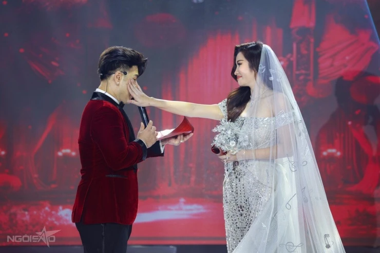 Akira Phan bật khóc, hôn vợ đắm đuối trong hôn lễ